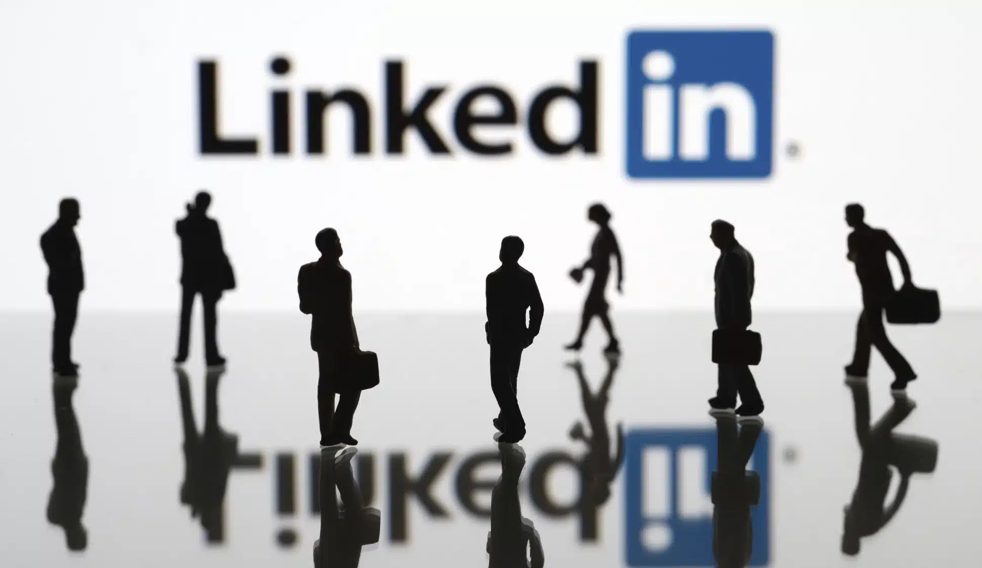 Làm cách nào để chia sẻ công việc trên LinkedIn?